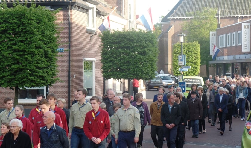 Diverse ondernemers hadden in de Dorpsstraat de vlag halfstok gehangen. 