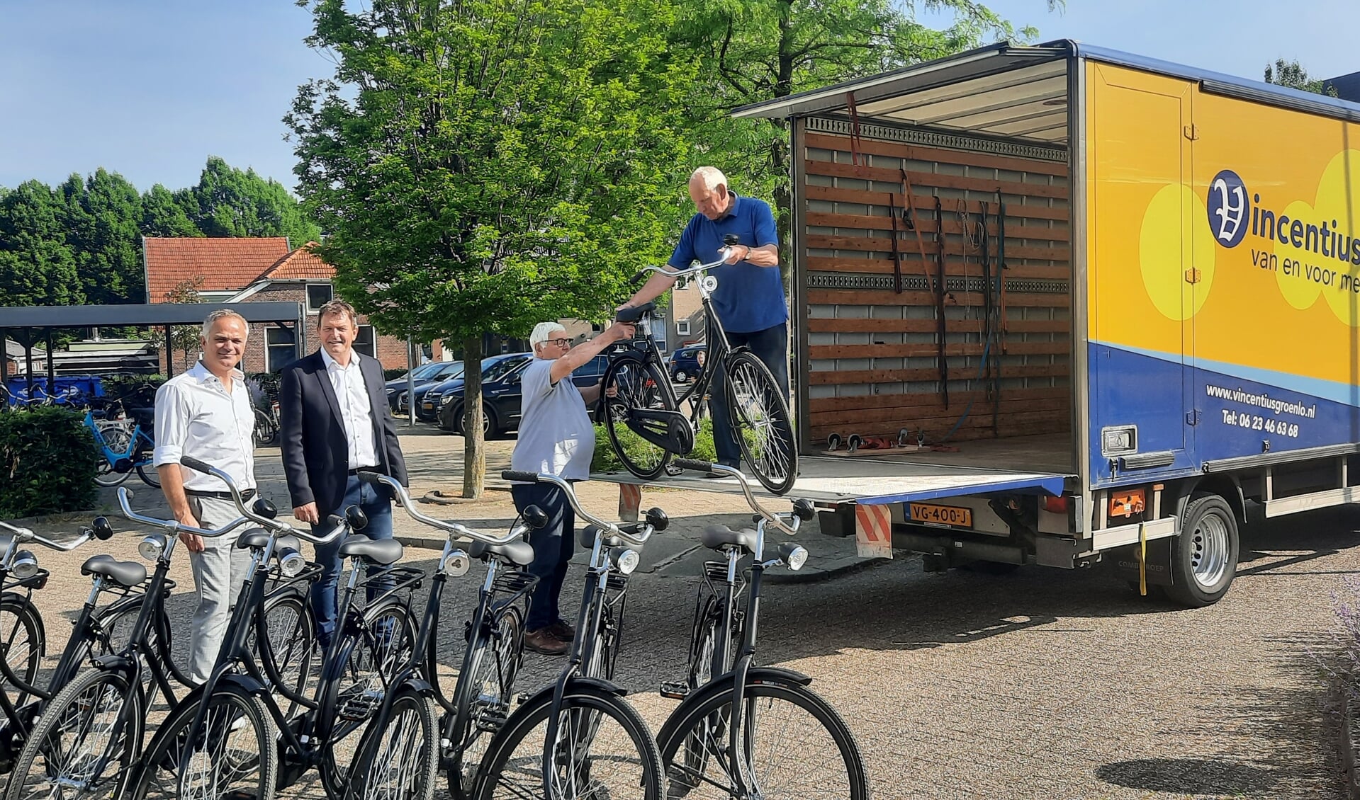 De mannen van de Vincentiusvereniging laden de fietsen uit bij de Rank. LInks op de foto Ronald Damen van Rotaryclub Achterhoek Oost met naast hem Rein Dijkstra van de gemeente Oost Gelre. Foto: Kyra Broshuis