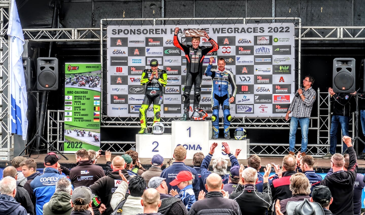 Het in groten getale toegestroomde publiek viert één van de overwinningen van Supersport-rijder Jorn Hamberg mee. Foto: Luuk Stam