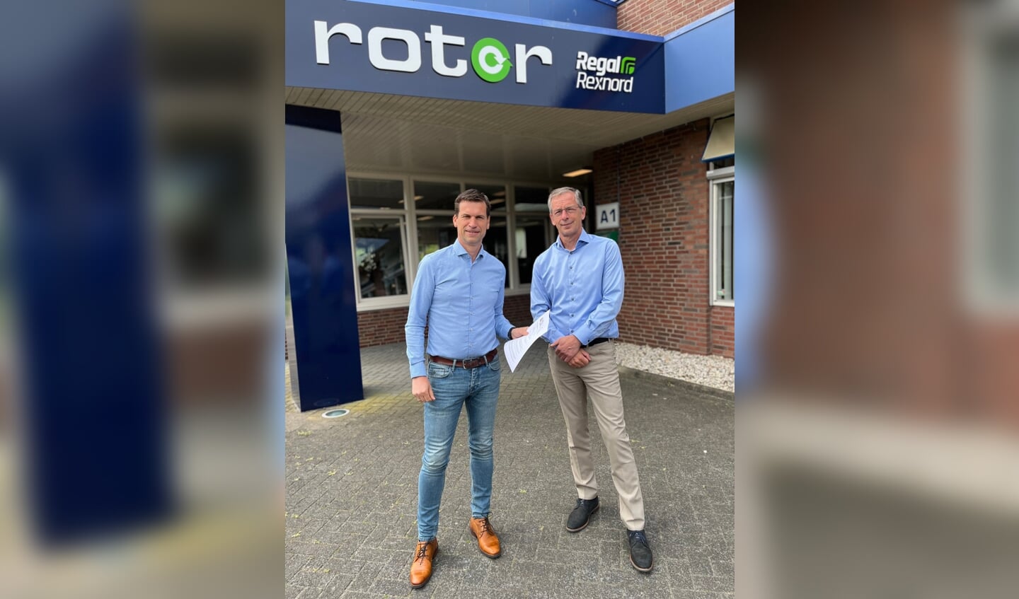 Henk Hagens (r) en Stefan Ormel met het sponsorcontract voor drie jaar. Foto: PR