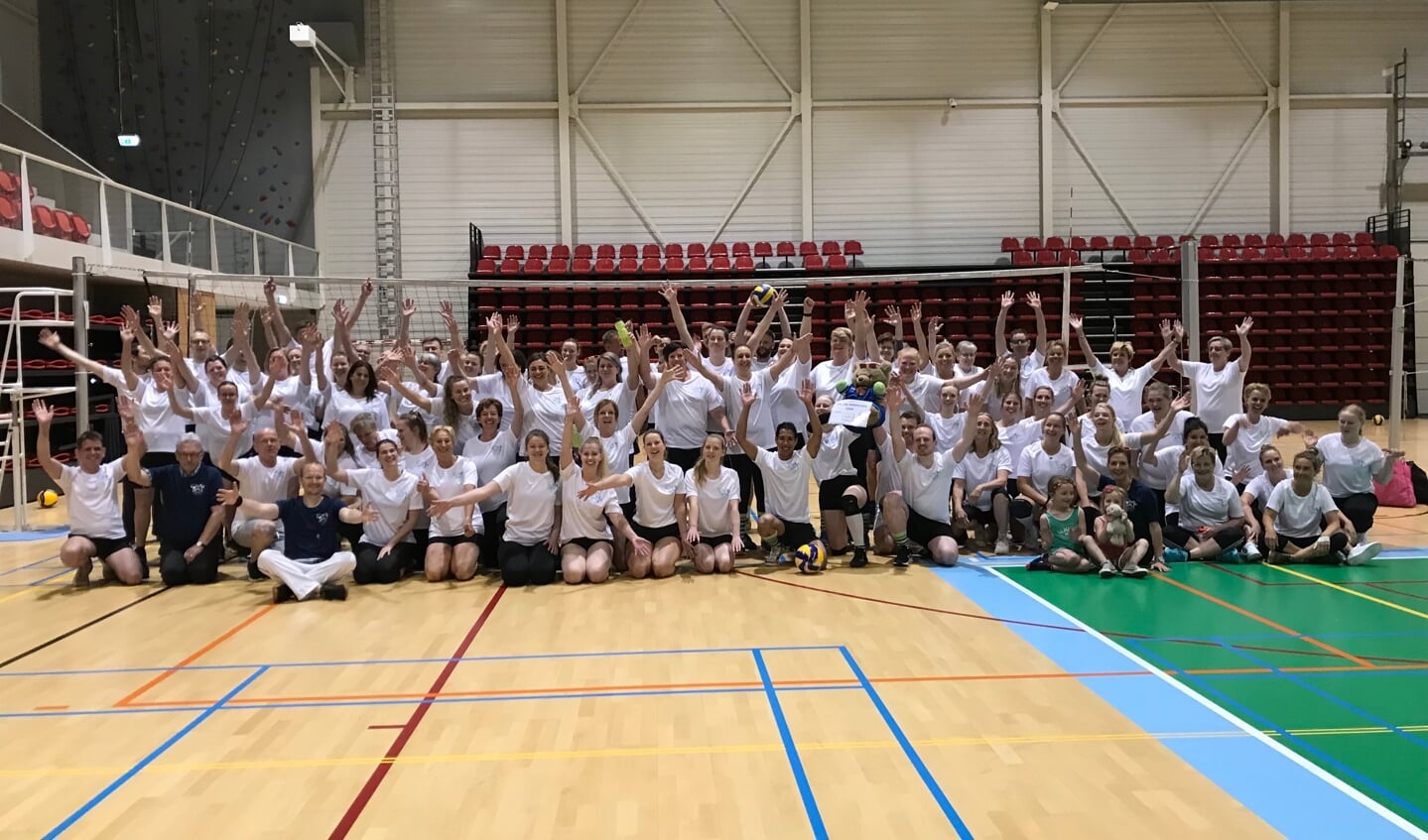 De eerste editie van het Volleybaltoernooi voor de Zorg blijkt een groot succes.