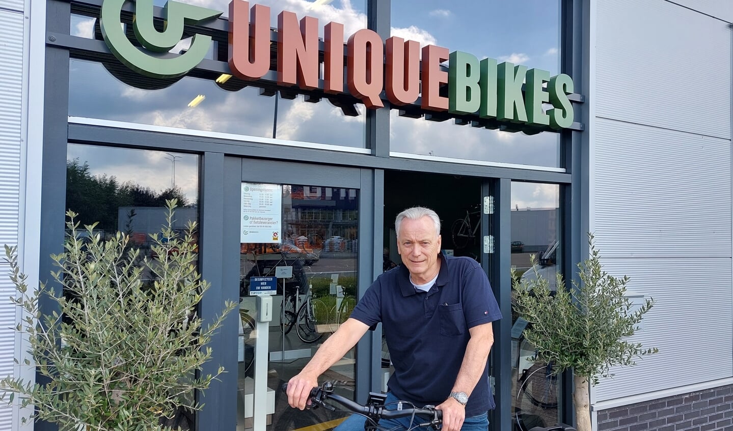  Raymond van Turnhout op een Huyser e-bike voor de showroom. Foto: Han van de Laar