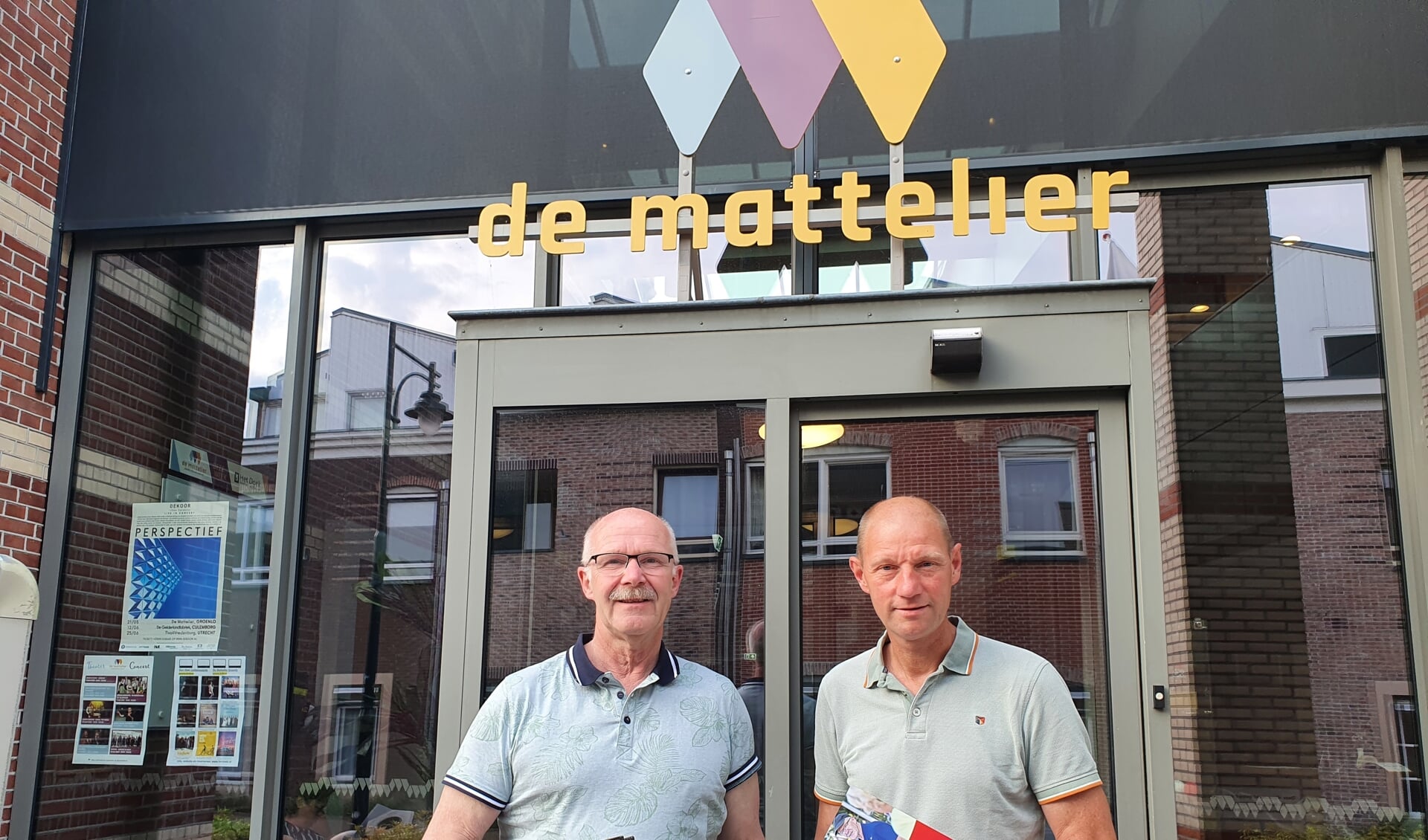 Beweegmakelaars Jos Porskamp (links) en Christian Reinders, voor de ingang van de Mattelier in Groenlo, een van de twee inloopplekken. Foto: Henri Walterbos