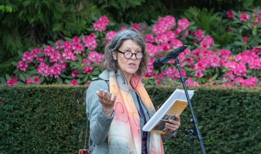 Anne Petra van Es leest het gedicht “Hoop” van Václav Havel. Foto: Henk Derksen