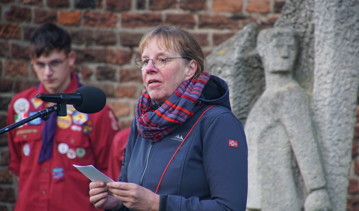 Petra Veerbeek spreekt tijdens de dodenherdenking in Dinxperlo. Foto: Frank Vinkenvleugel