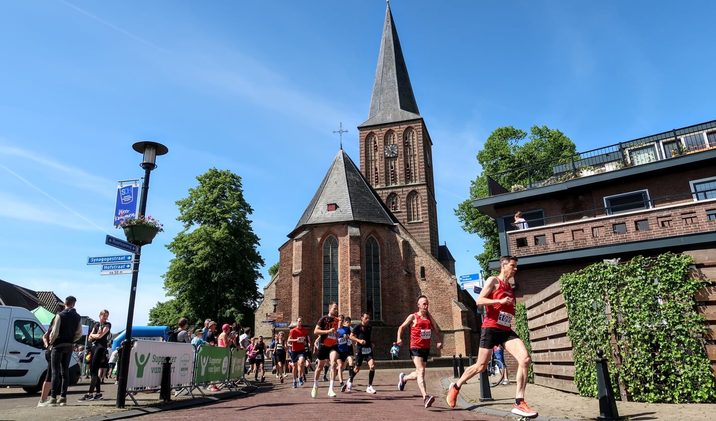 De start en finish van de Quintusloop lagen voor het eerst in het dorpscentrum van Hengelo. Foto: Luuk Stam
