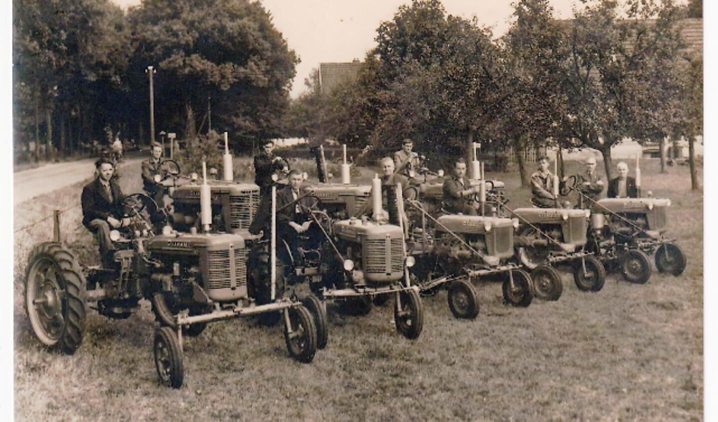 Lintelo, oude tractoren met bestuurders. Foto: collectie Ben Maandag.