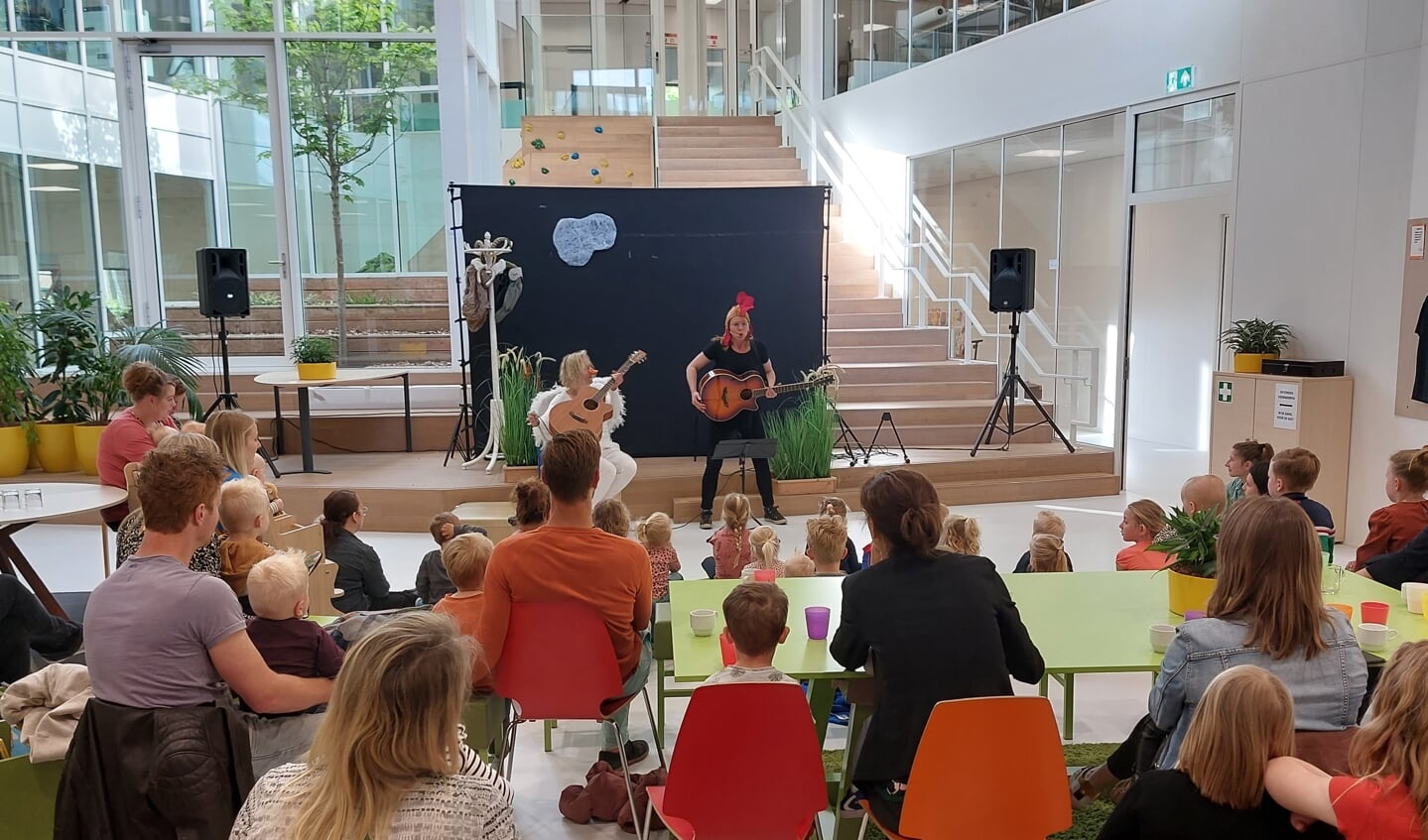 Kinderen en ouders beleven veel plezier aan de voorstelling 'Gemopper' door PEERtoftheater. Foto: De Achthoek