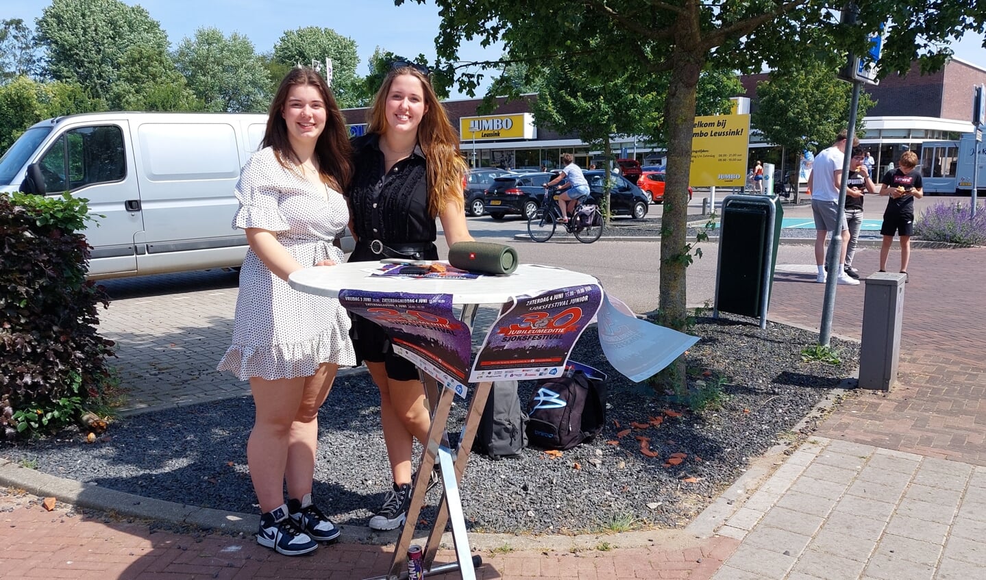 Graafschap College studenten delen gratis tickets voor het Junior Stoksfestival uit aan Schaersvoorde leerlingen. Foto: Karin Stronks