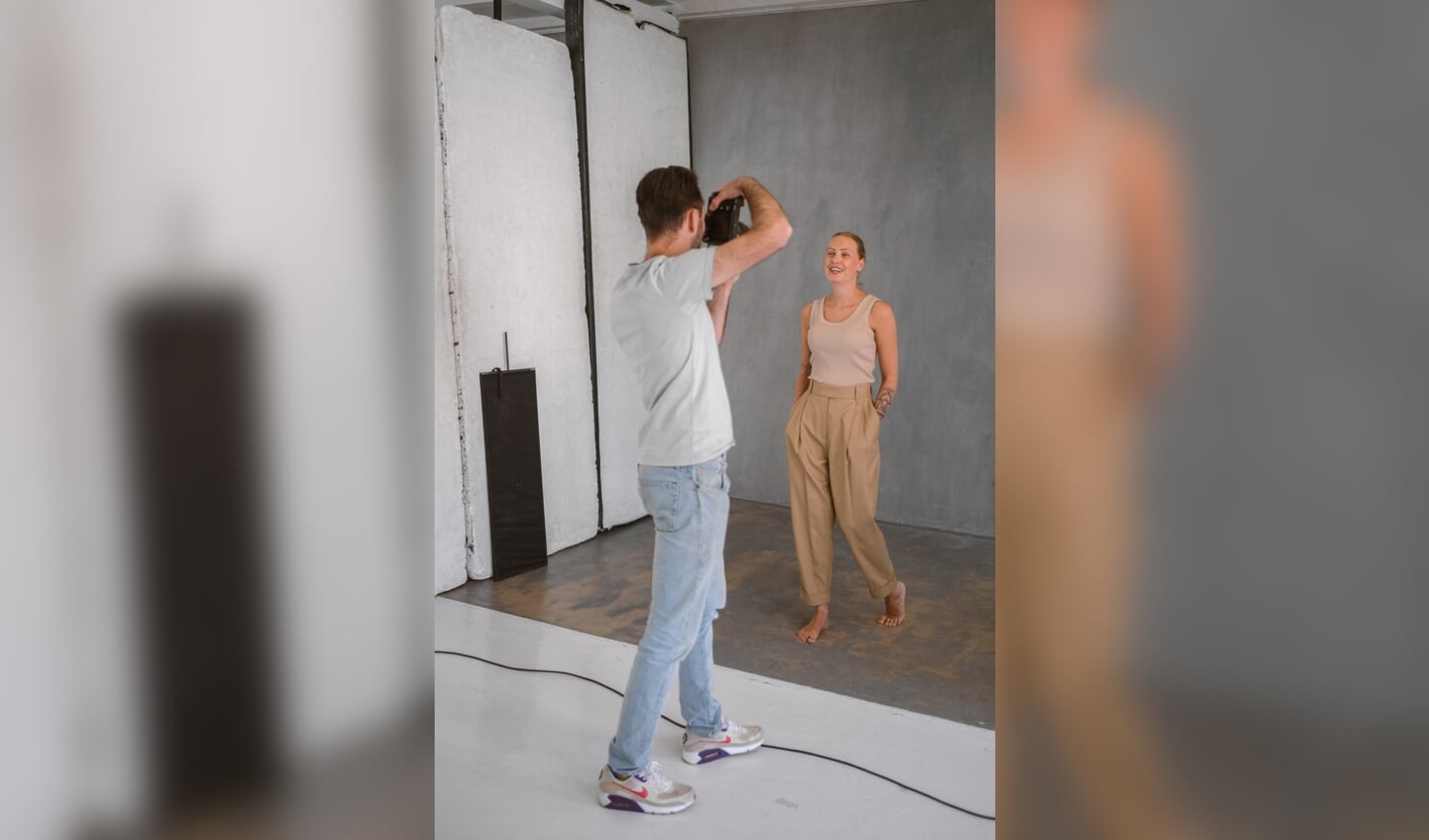 Fotograaf Joep van Aart portretteert Julie te Pas tijdens de sessie in Amsterdam voor het boek en fotoproject K*tkanker. Foto: Sarah Stam