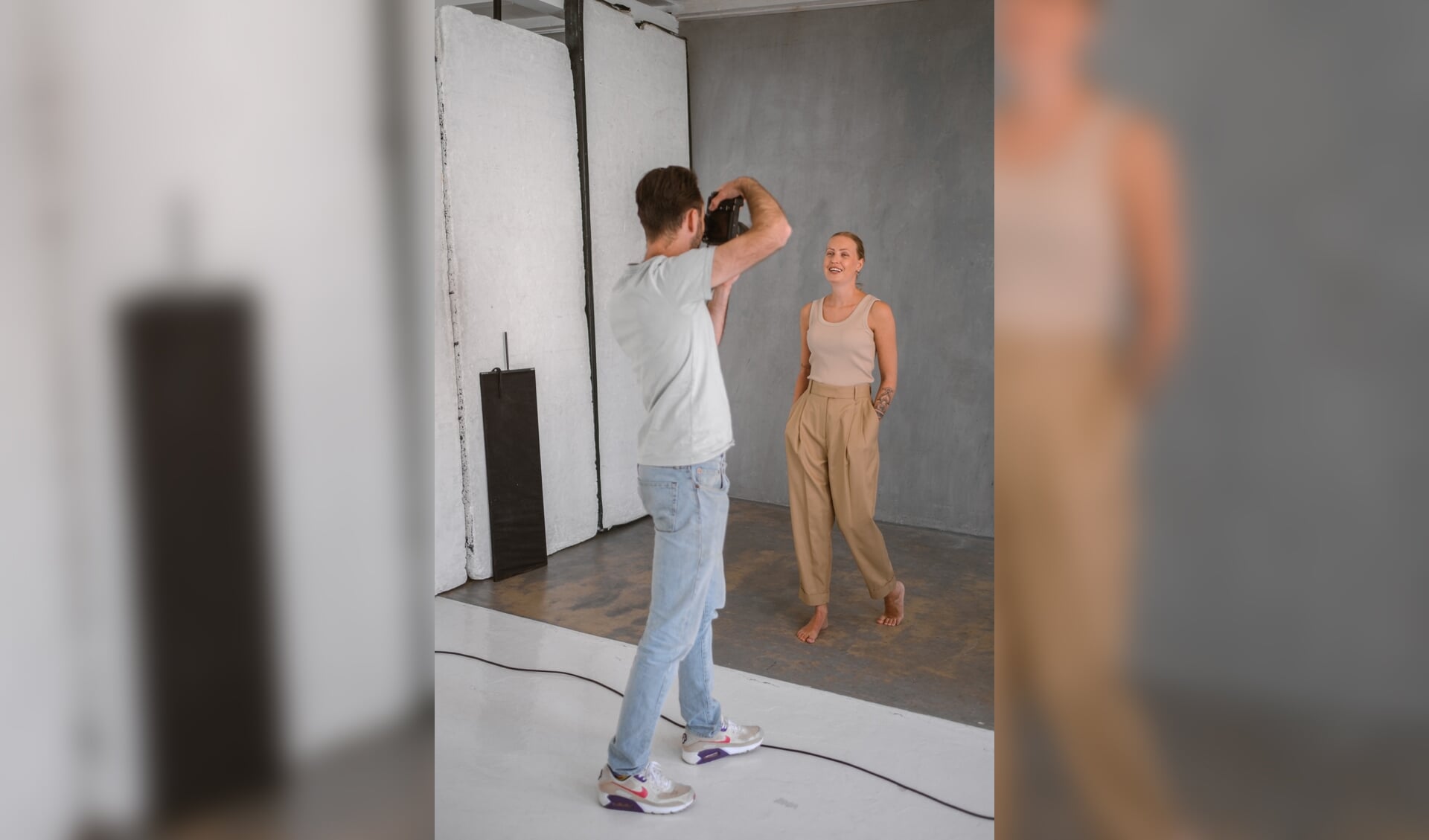 Fotograaf Joep van Aart portretteert Julie te Pas tijdens de sessie in Amsterdam voor het boek en fotoproject  K*tkanker. Foto: Sarah Stam