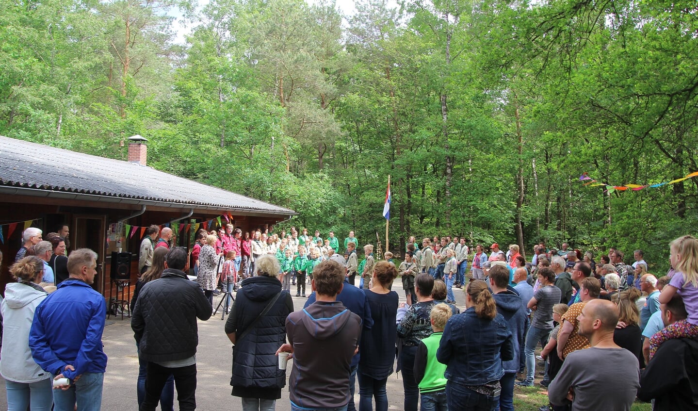 Naar goede traditie werd het verenigingsevenement officieel geopend met het hijsen van de nationale driekleur en de verklaring door een van de scouts.  Foto: Jan Hendriksen 