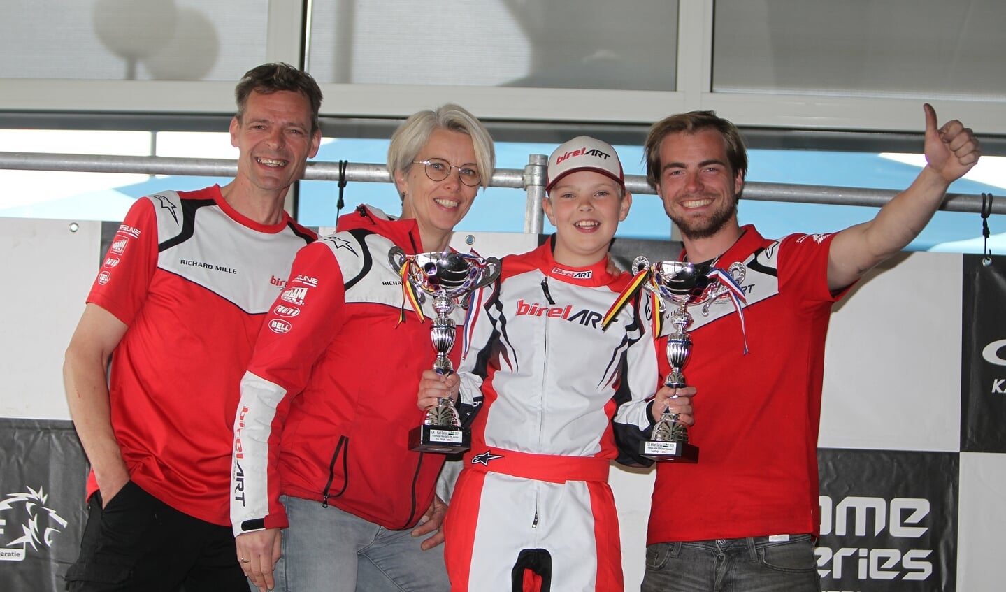 Giel met zijn ouders (links) en Jeffrey van Diggelen van JD Kartsports. Foto: PR