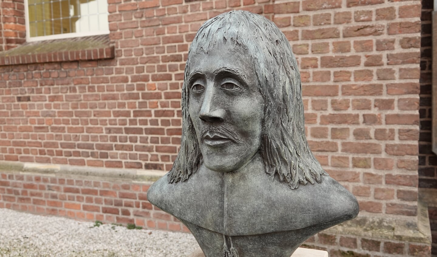 Een borstbeeld herinnert sinds kort een de geboorteplek van Willem Sluiter in Neede. Foto; Arend J. Heideman