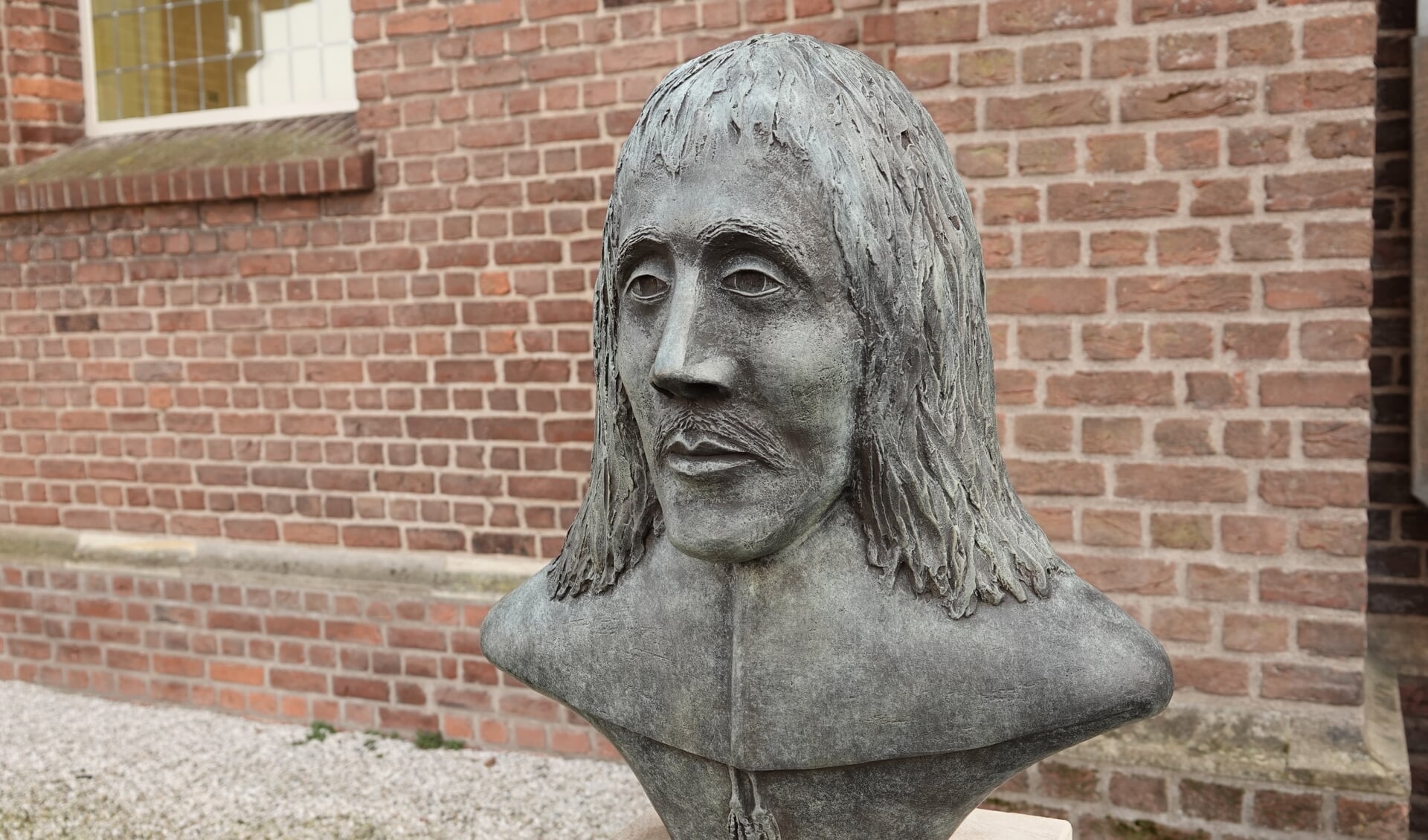Een borstbeeld herinnert sinds kort een de geboorteplek van Willem Sluiter in Neede. Foto; Arend J. Heideman

