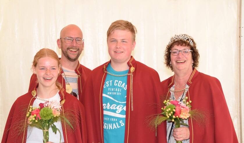 Vlnr: Prinses Iris Onstenk, Koning Stefan Beerten, Prins Douwe Stoltenborg en Koningin Marion Toebes. Foto: Feestcommissie Zieuwent
