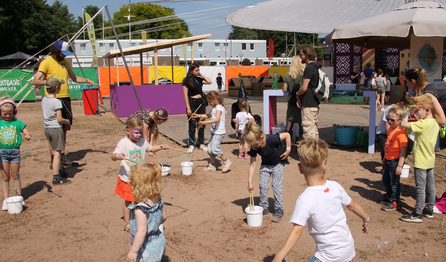 Kinderen maken grote zeepbellen op festival Over de top