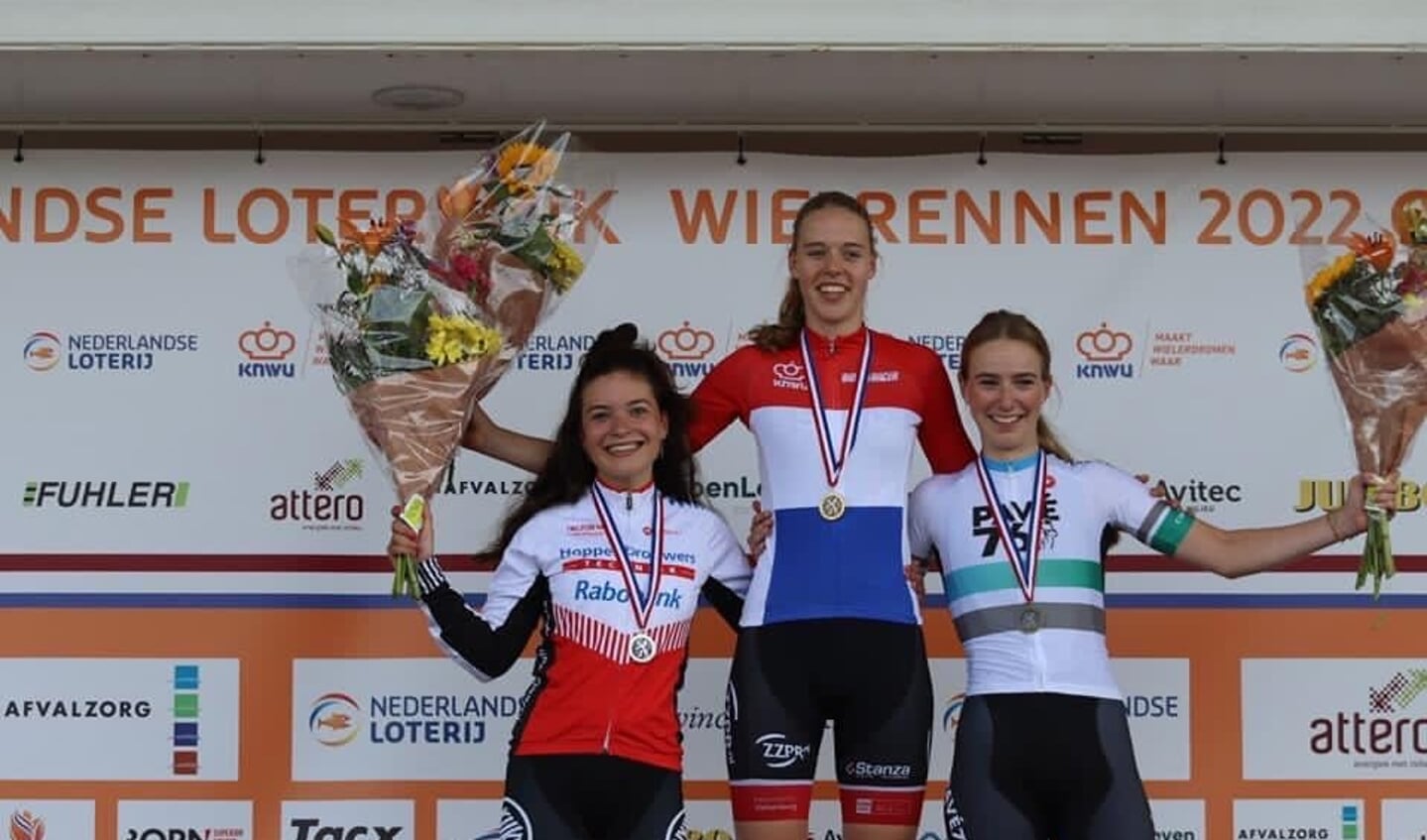 Puck Langenbarg op de hoogste trede van het erepodium na het behalen van haar NK-titel bij de nieuwelingen meisjes 15-16. Foto: PR