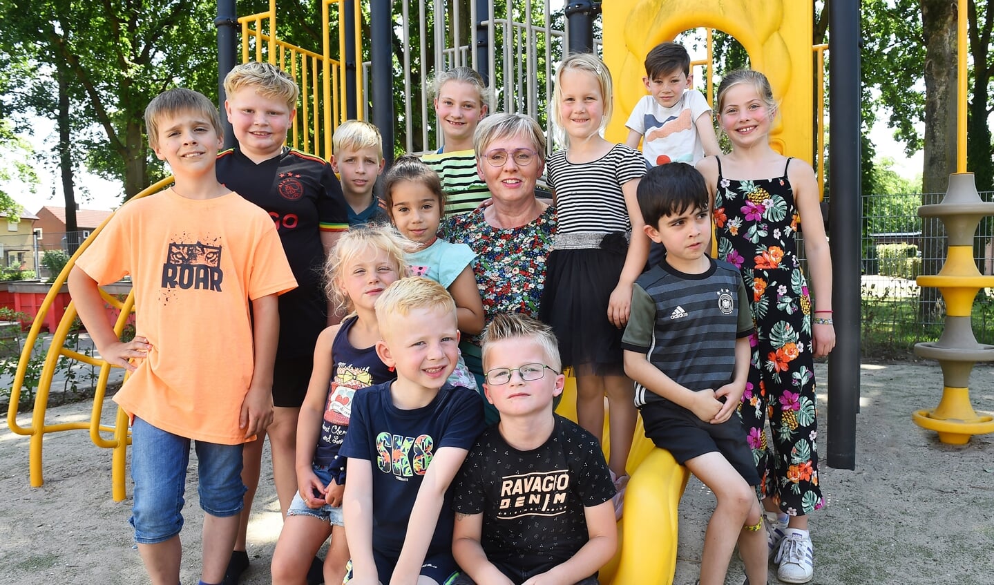 Juf Ans van Remmen te midden van haar klas. Foto: Roel Kleinpenning