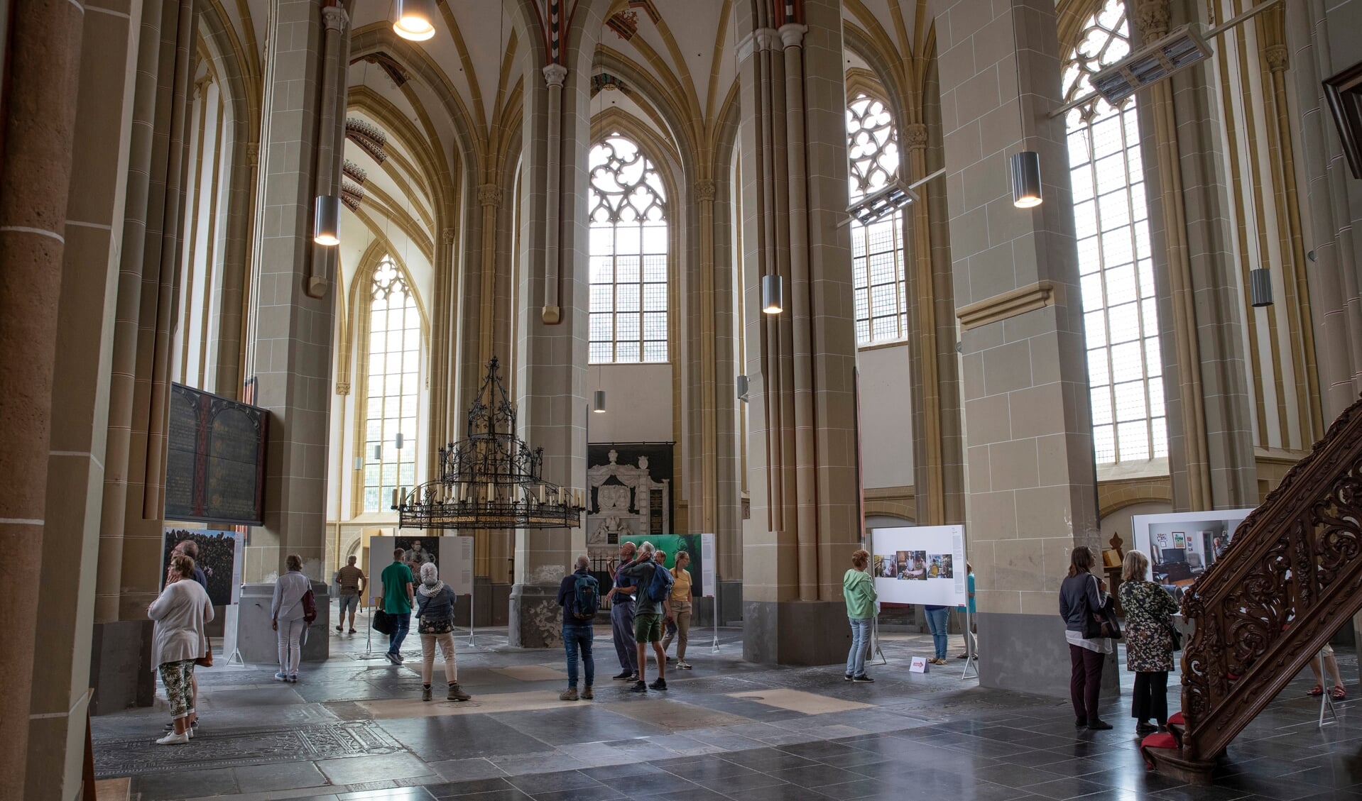 Bezoekers tijdens de tentoonstelling World Press Photo in de Walburgiskerk te Zutphen. Foto: Patrick van Gemert/Zutphens Persbureau