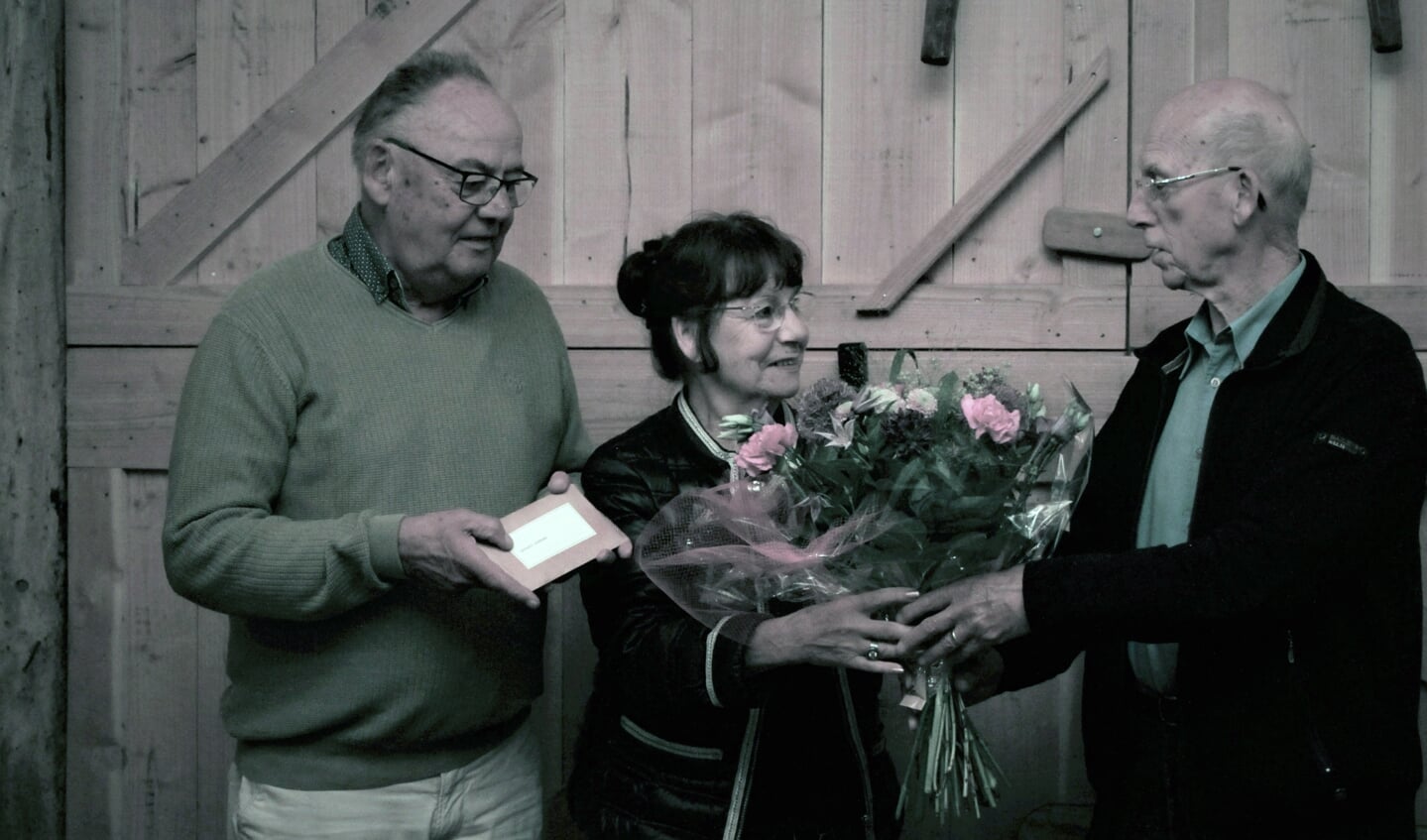 Gerard Liebrand neemt afscheid van de 55-plus-gym; zijn vrouw Annie neemt de bos bloemen in ontvangst. Foto: PR