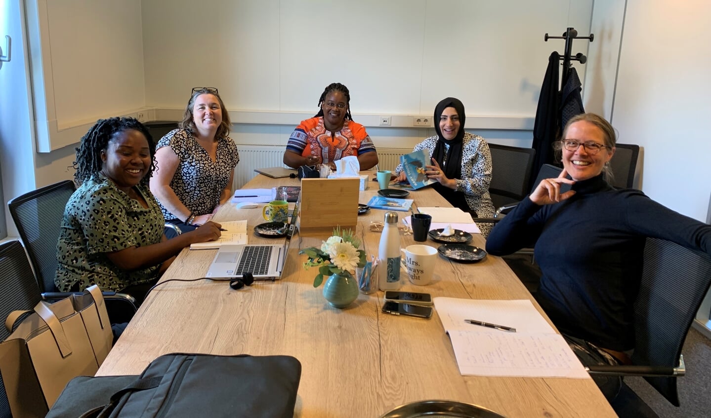 Van links naar rechts: de drie managers van de kinderopvangorganisaties van Saba, Selma Özkan directeur van Kindernet en Pam Comfurius van de Brancheorganisatie Kinderopvang. Foto: PR