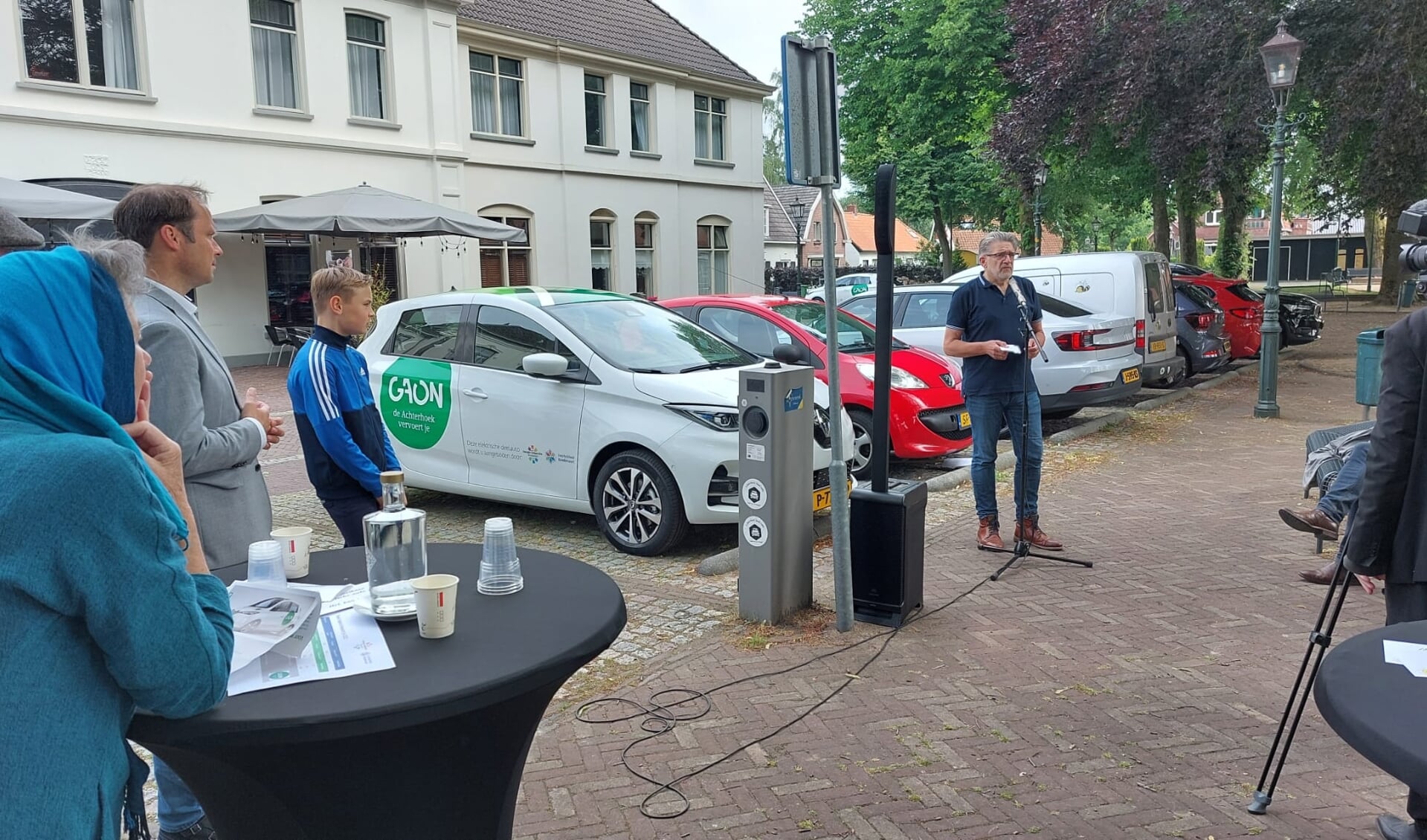 Ab te Winkel, eerste abonnementhouder, geeft uitleg over de deelauto. Foto: PR