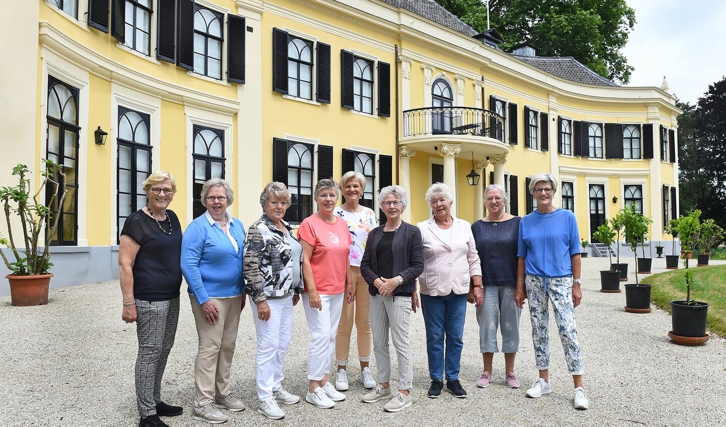 Vlnr: Lucie, Betsie, Ria, Jet, Thea, Diny, Joke, Ida en Annelies. Foto: Roel Kleinpenning