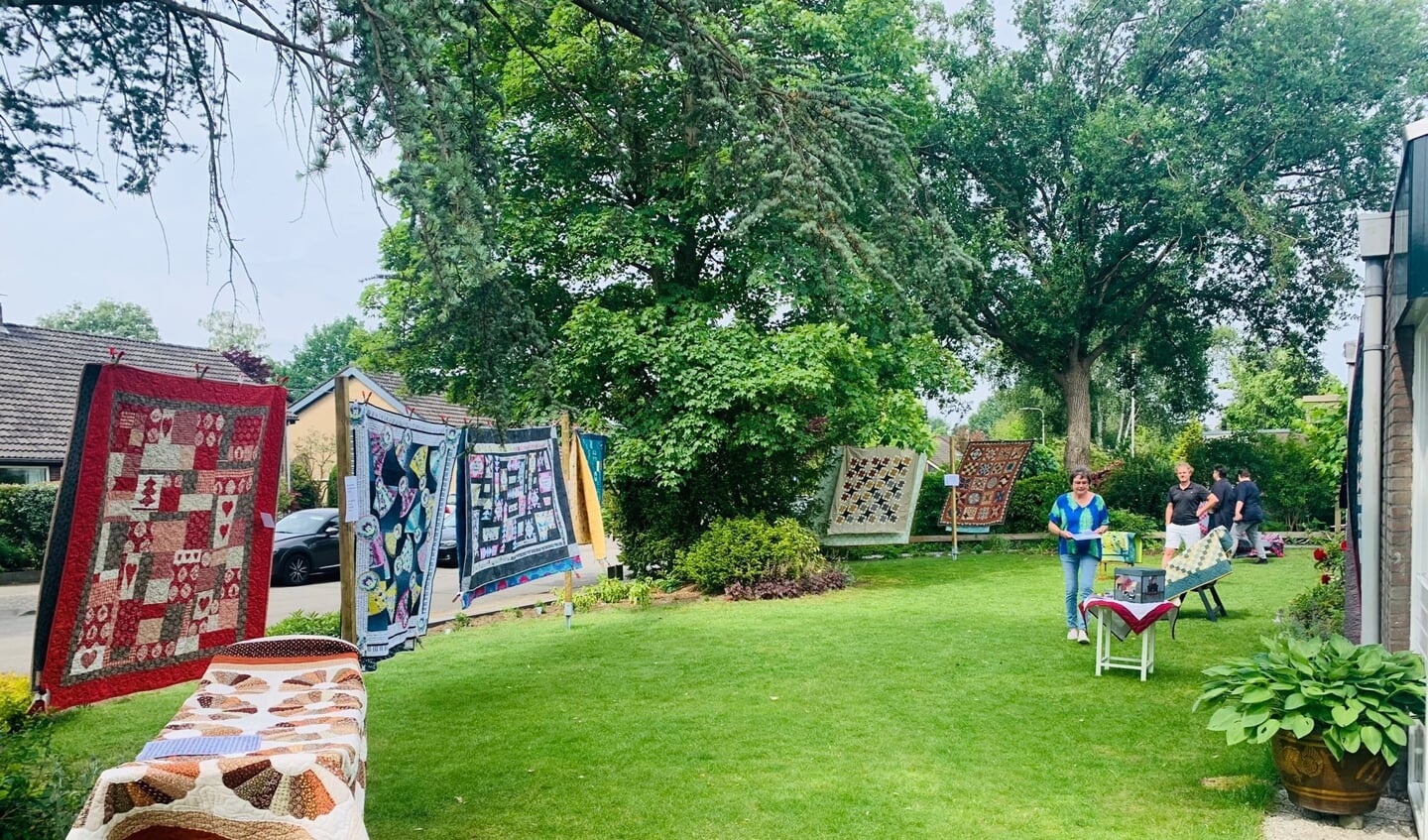 Christien van den Dries – Steenbeek had haar patchwork en quilten in de tuin opgehangen totdat de regen spelbreker werd en ze naar binnen moesten worden gehaald. Foto: PR.  