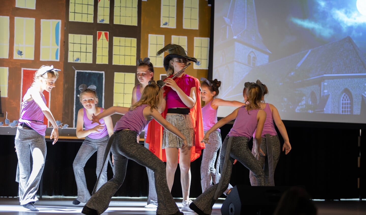 De voorstelling 'De rattenvanger van Ruurlo' werd verzorgd door ruim zestig kinderen. Foto: Carolien Tesselhof