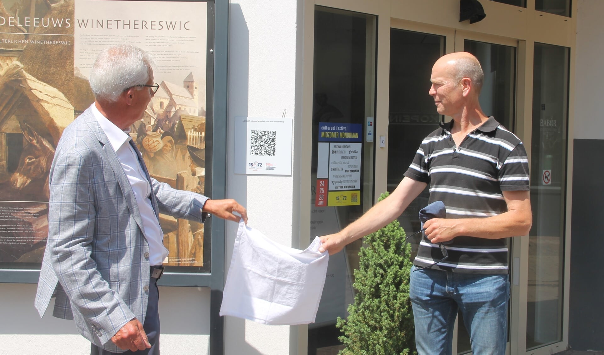 Thijs van Beem (links) en Paul Wieggers onthullen de QR code. foto Lineke Voltman