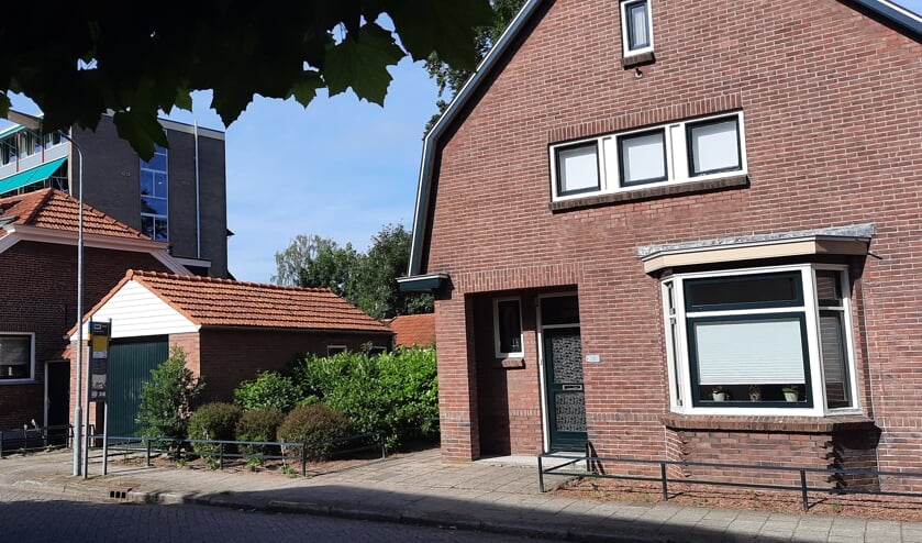 Het pand Ziekenhuisstraat 6 (rechts op de foto) blijft bestaan. De twee andere woningen (nr 10 en 12) moeten plaatsmaken voor de nieuwbouw van De Molenberg. Foto: Kyra Broshuis