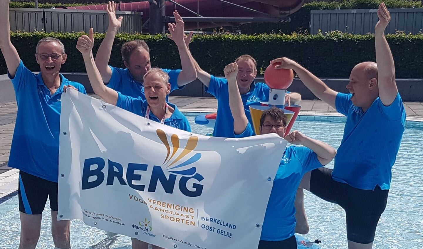 VASBRENG-zwemmers hebben het super naar de zin op de Special Olympics Nationale Spelen Twente. Foto: Ruud Kaak