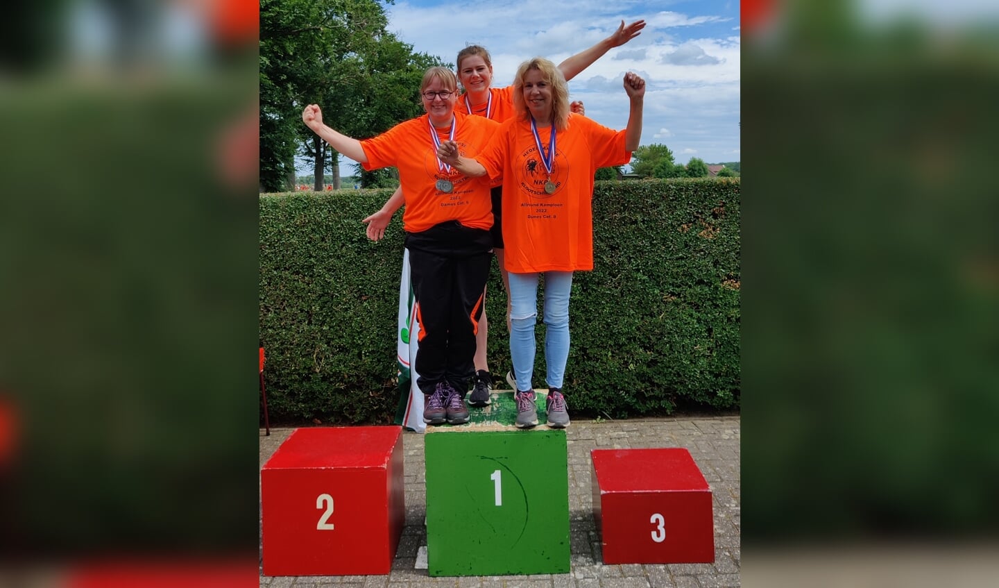 De allround klootschietkampioenen uit de Achterhoek (v.l.n.r.) Sabine Grotenhuis, Suzan Zieverink en Marga Overgoor. Foto PR