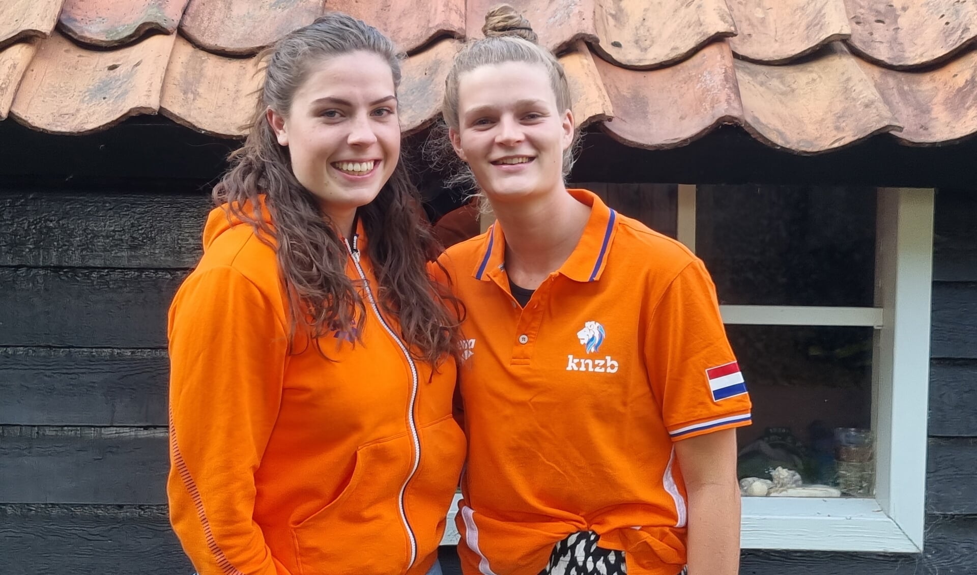 Jong Oranjedames waterpolo Feline Voordouw (l) en Aniek Roekevisch: ‘even thuis’. Foto: Rob Weeber