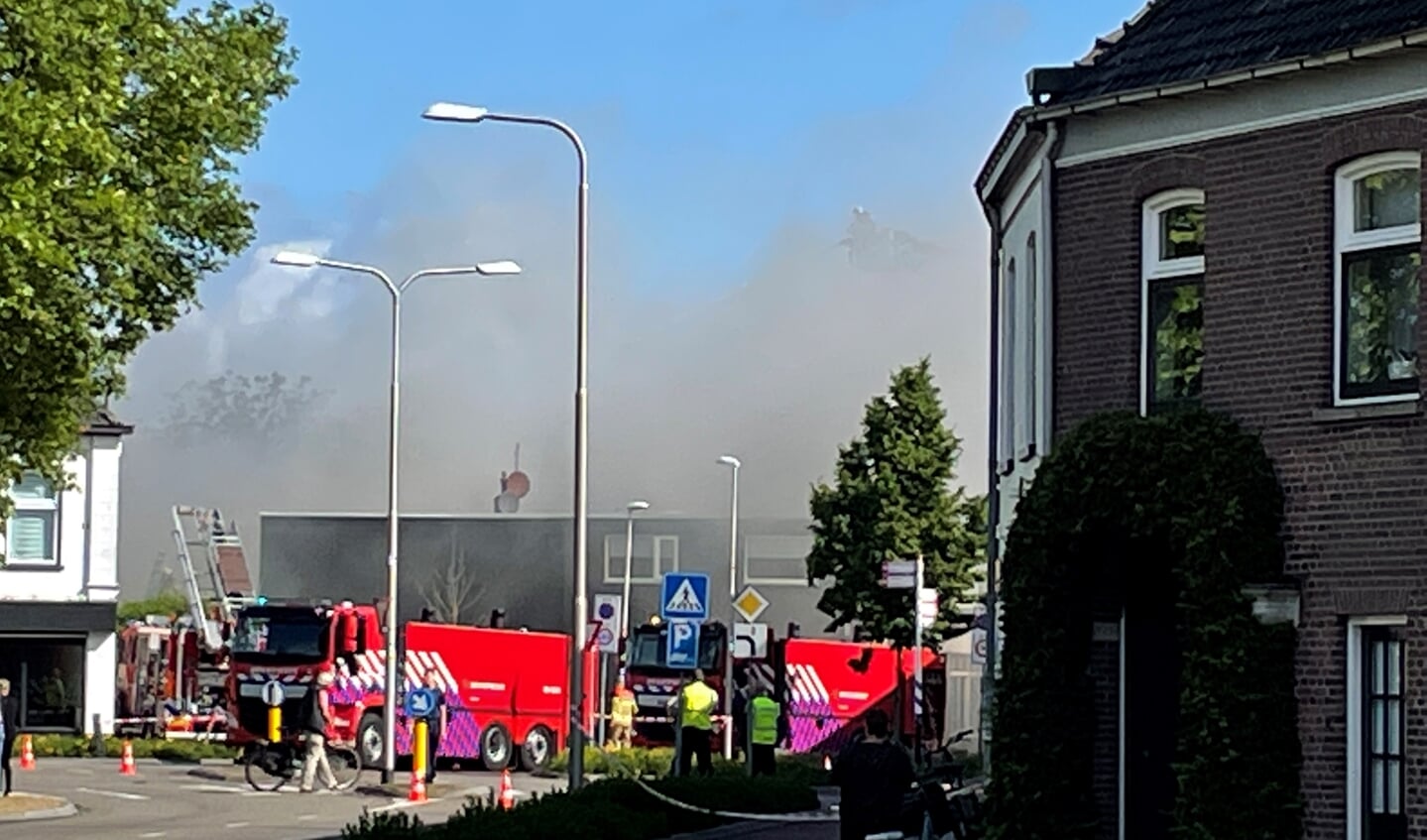 Veel rook bij brand aan Steenhouwerspad. Foto: Verona Westera