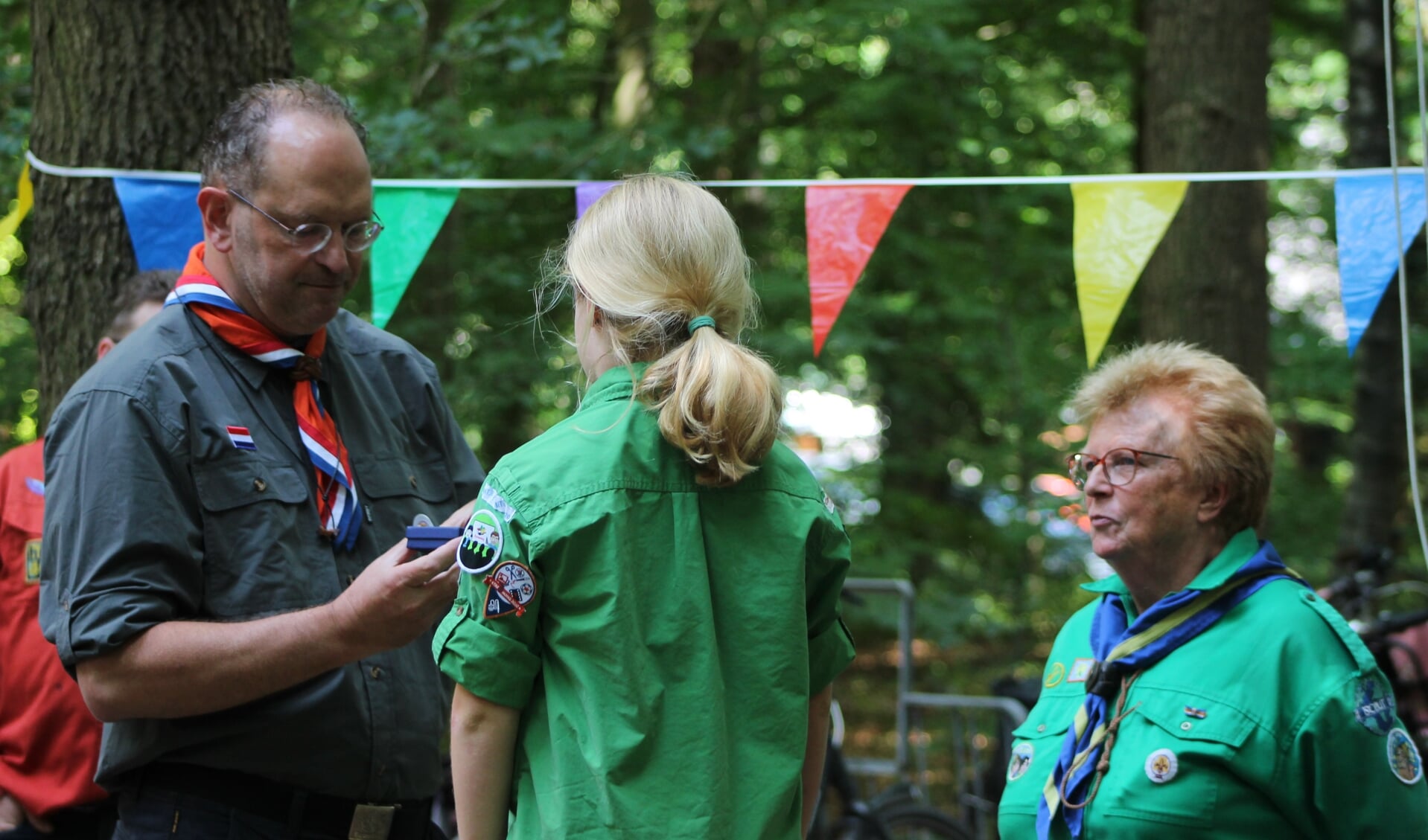 Jaap Boot van Scouting Nederland overhandigt Reinie van den Vlekkert het Gouden Hert met de hulp van een welp. Foto: PR