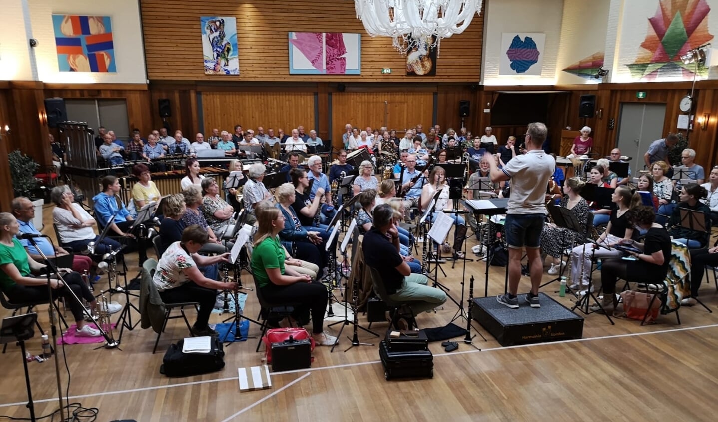 Voorbereiding, de doorloop, voor het vrijheidsconcert. Foto: Harmonie Vorden/Paul Bunkers