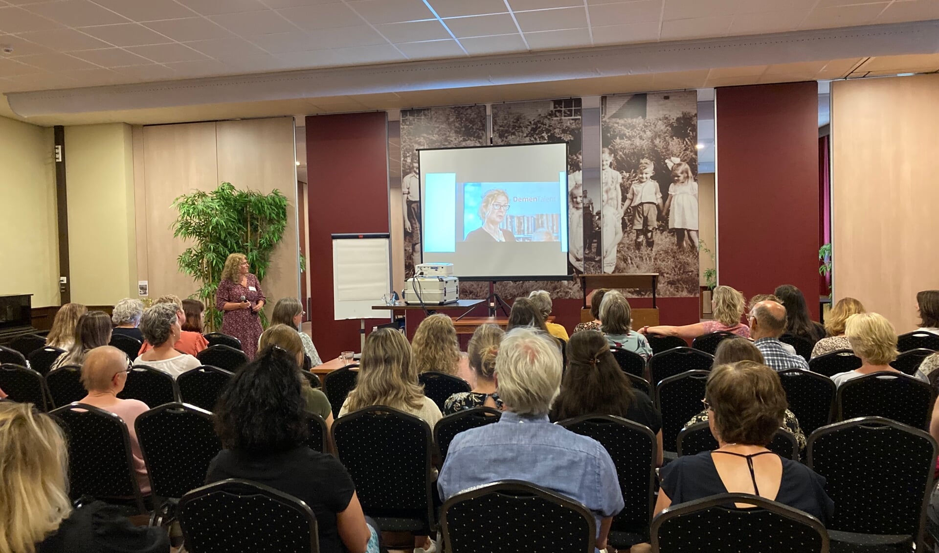 Daphne Mensink geeft een presentatie over kwaliteit van leven voor mensen met dementie. Foto: PR