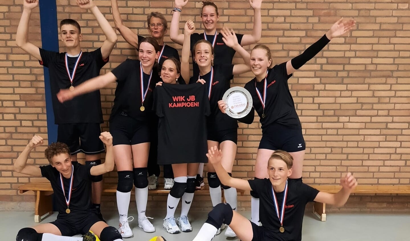 Een blij kampioensteam JB1. (staand achter) Henny Weijers (trainer/coach) en Bente Schieven. (staand midden) Lex Wesselink, Karlijn Rekswikel, Noa Rijkaart, Levin Sesink en Frederike Onstenk. (zittend) Tije Beuseker en Giulian Termaat. Foto: Herbert Rouwenhorst