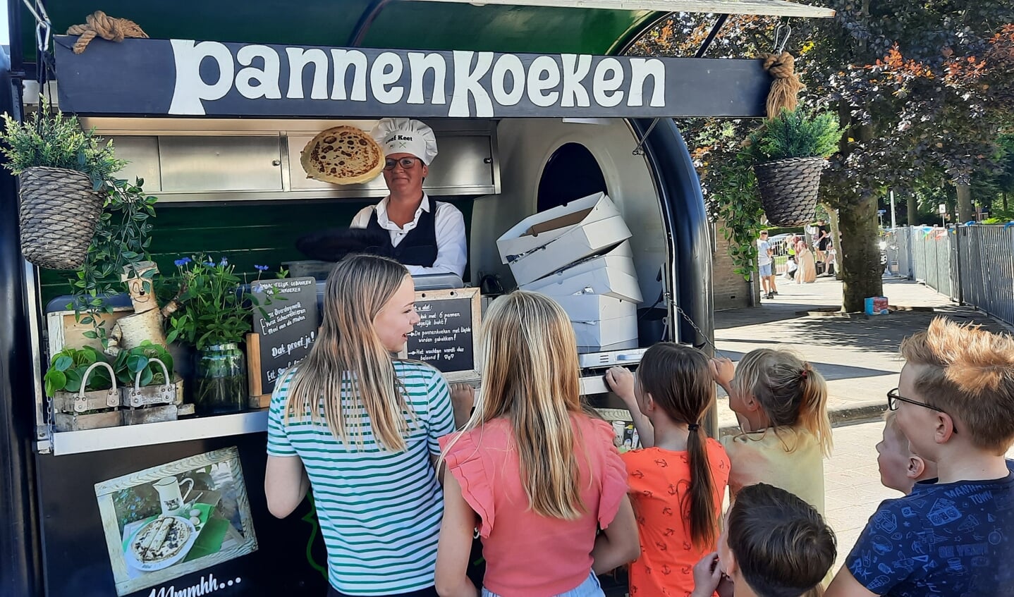 'Tussen de middag' zijn er versgebakken pannenkoeken voor de kinderen van De Hoeksteen. Foto: Kyra Broshuis