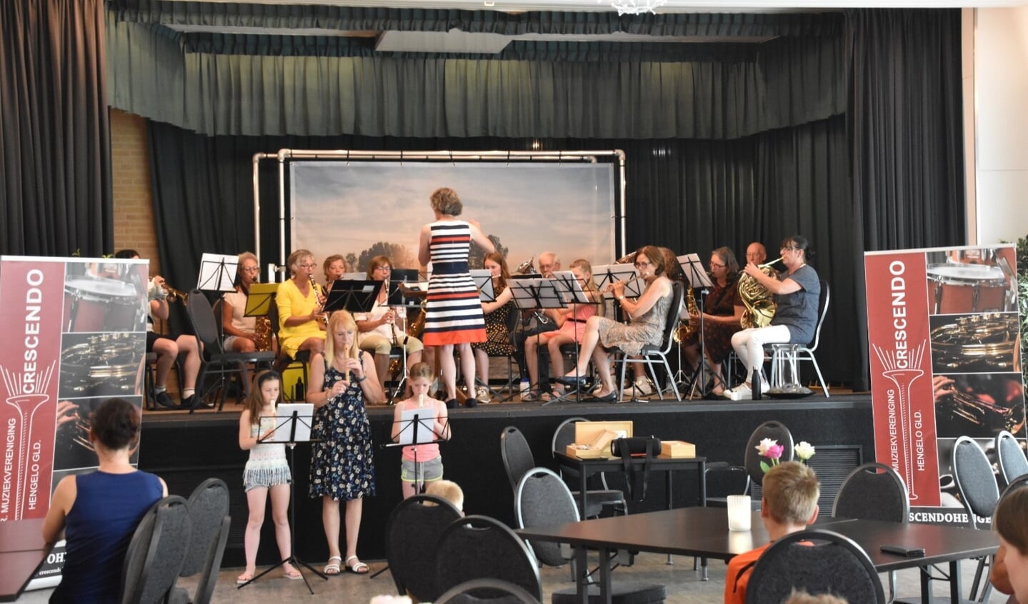 De aanwezige blokfluitleerlingen speelden voor het eerst samen met het leerlingenorkest. Foto: Karin Romeijnders