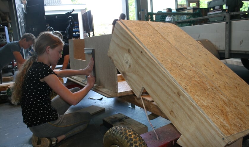 Leerlinge aan het werk met de bouw van een zeepkist. Foto: Dinès Quist