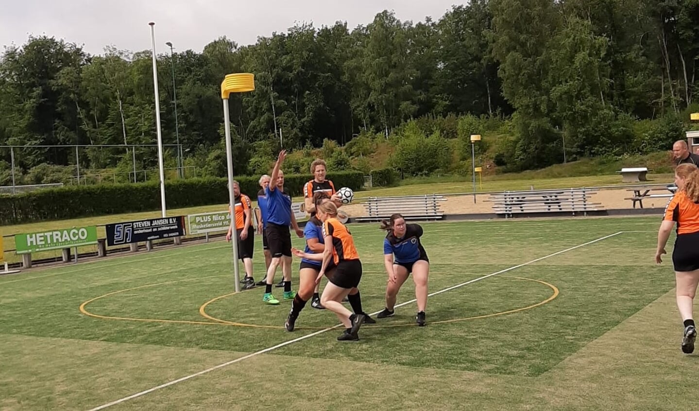 Een moment uit de wedstrijd Apeldoorn - Aladna/De Issel. Foto: PR