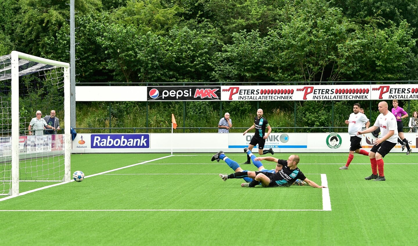 De winnende goal van FC Dinxperlo tegen La Première. Foto: Jan Willem Mateman