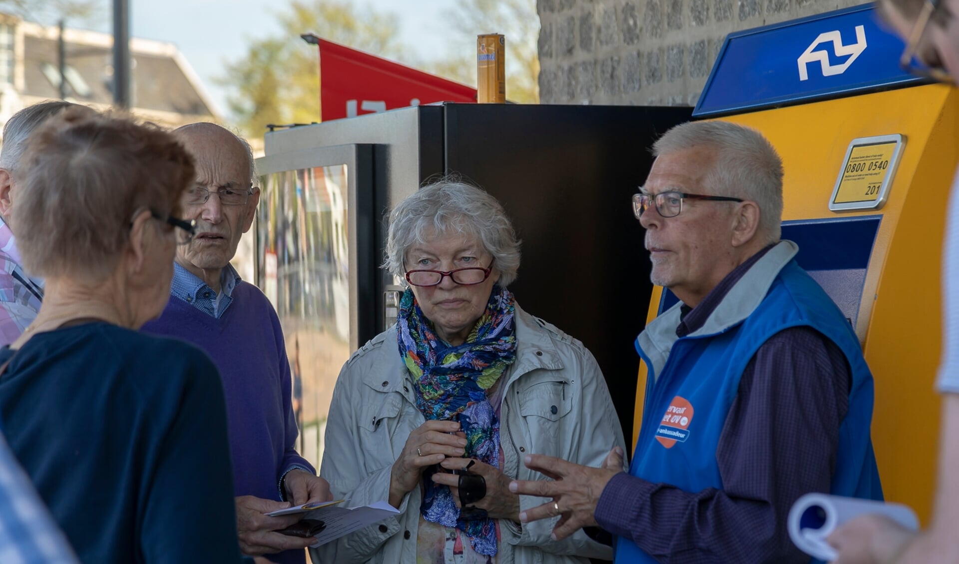 OV ambassadeurs Henk de Klerk en Ad Schellekens gevven uitleg op het station. Foto: Rob Kleering van Beerenbergh