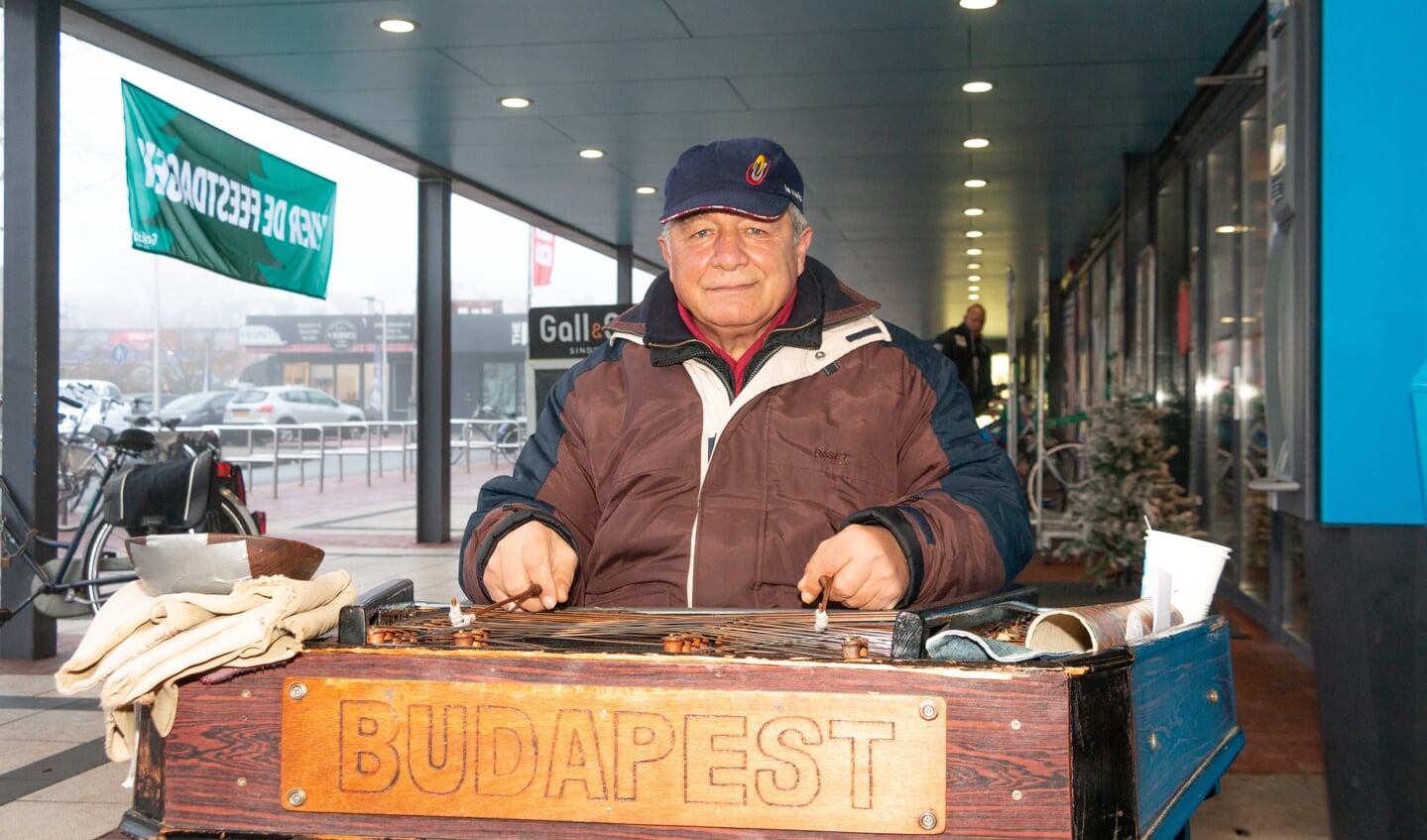 Tibor Kalcsai speeelt al 19 jaar bijna dagelijks op zijn cymbaal bij Albert Heijn in Zutphen. Foto: Henk Derksen