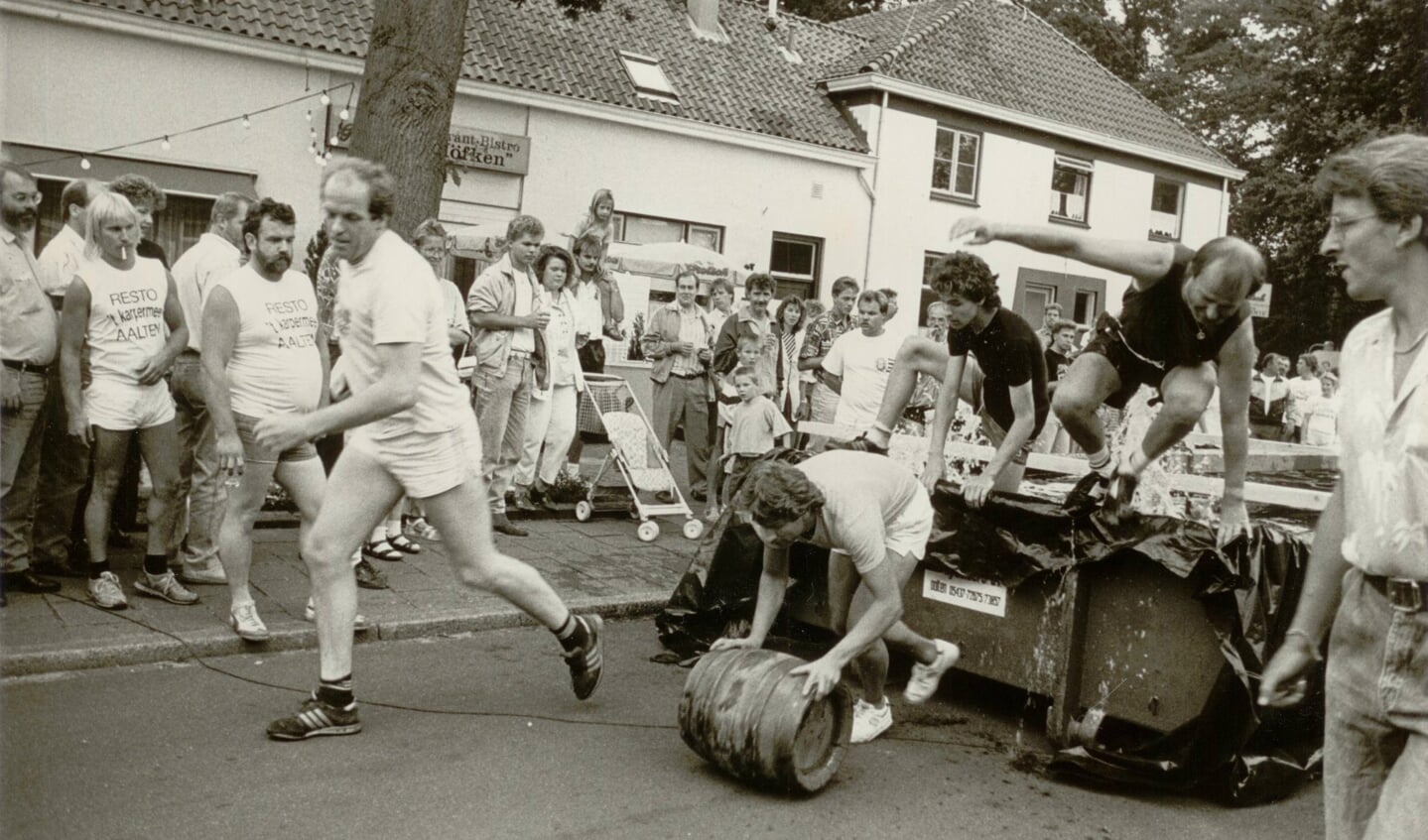 Aalten, Herenstraat bij Societeit, biervaten rollen. Foto: collectie Leo van der Linde