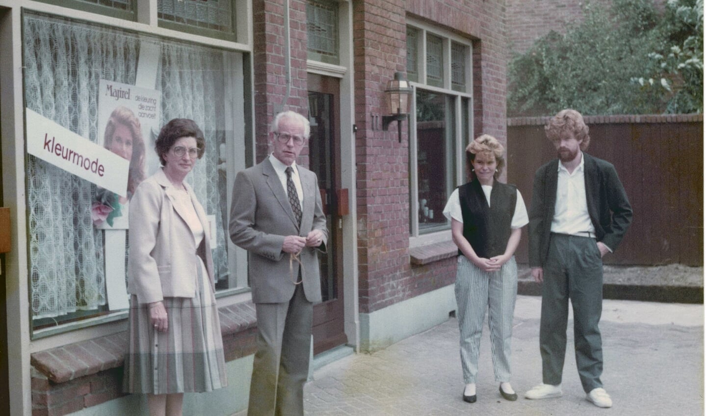Helma en Vincent (rechts) namen in 1983 de kapsalon/winkel over van (schoon) ouders Hendrik en Marie Doppen. Privébezit familie Doppen