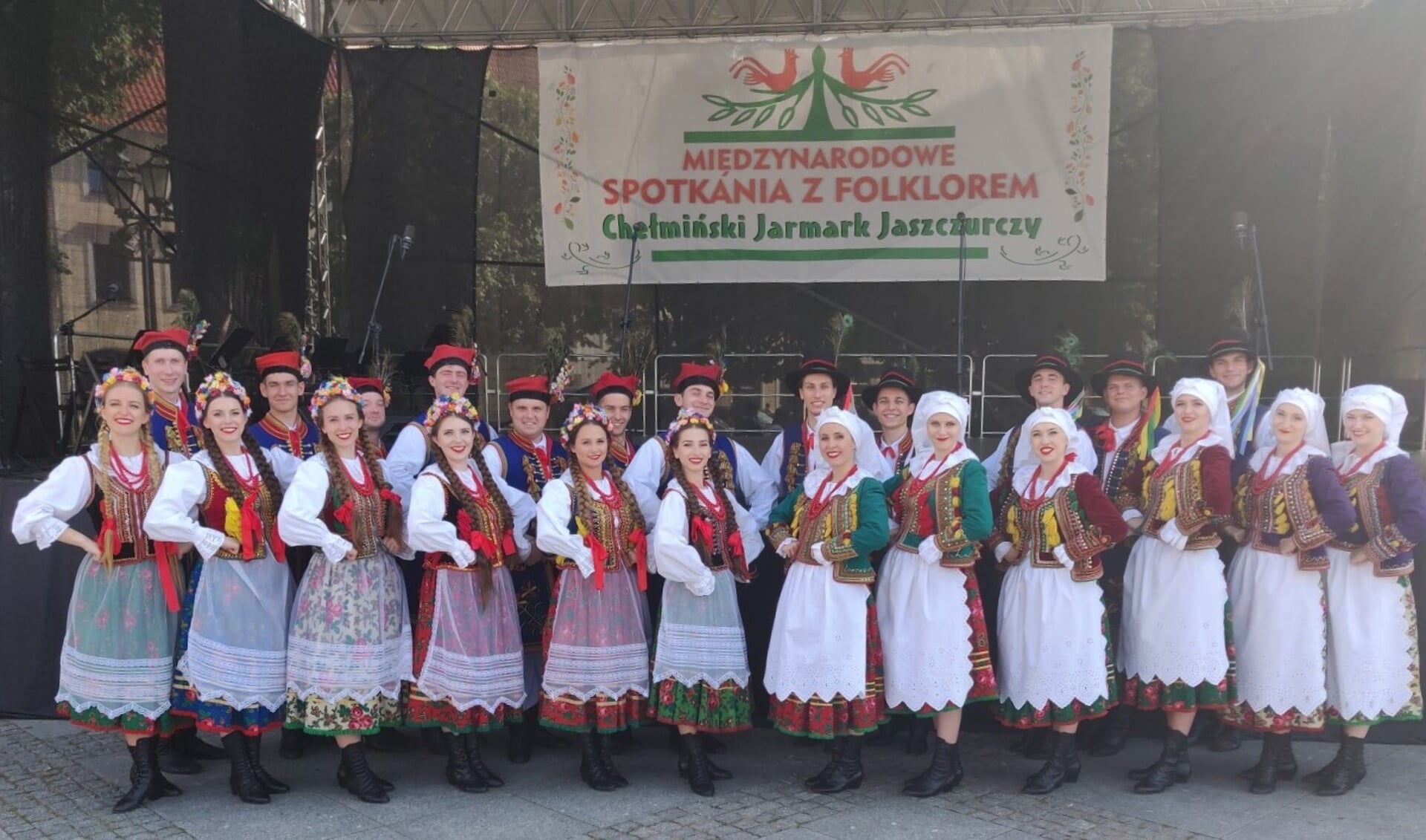 Zowel in de tent op het Kerkplein als in de muziekkoepel zijn er doorlopend optredens van diverse binnen- en buitenlandse folkloregroepen met als grote publiekstrekker Song Dance Ensemble Krakus uit Polen. Foto: PR
